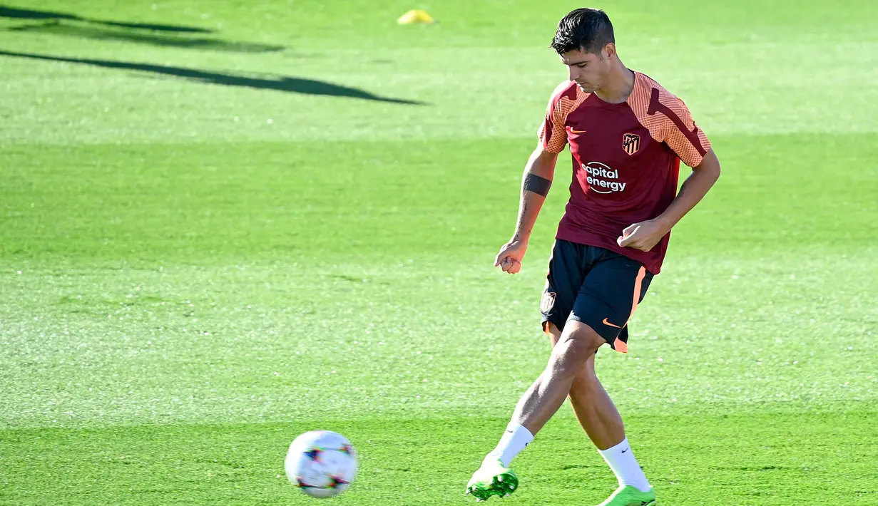 Pemain Atletico Madrid Alvaro Morata mengikuti sesi latihan di Madrid, Spanyol, Selasa (6/9/2022). Atletico Madrid akan menghadapi FC Porto pada pertandingan sepak bola leg pertama grup B Liga Champions UEFA. (PIERRE-PHILIPPE MARCOU/AFP)