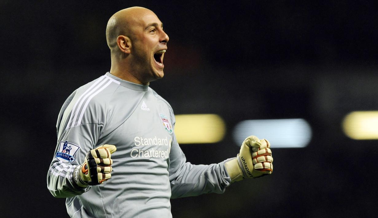 Pepe Reina - Kiper asal Spanyol ini tampil tangguh di bawah mistar Liverpool. Kiper kebanggan Rafael Benítez itu mampu mencatatkan 136 clean sheets di Liga Inggris. (AFP/Paul Ellis)