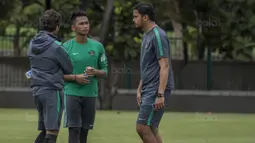 Pelatih Timnas Indonesia, Luis Milla, berdiskusi dengan pemainnya, Bagas Adi, usai latihan di Lapangan ABC Senayan, Jakarta, Jumat (19/1/2018). Pemusatan latihan ini dilakukan jelang Asian Games 2018. (Bola.com/Vitalis Yogi Trisna)