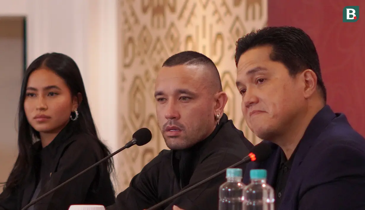 Erick Thohir berharap kehadiran Radja Nainggolan dan Sabreena Dressler tak sekadar membantu promosi Piala Dunia U-17 2023. Keduanya diharapkan bisa memberikan motivasi untuk para pemain Timnas Indonesia U-17 dan anak-anak muda di Tanah Air. (Bola.com/Adine Wirya)