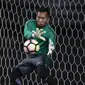 Kiper Timnas Indonesia, Awan Setho, menangkap bola saat latihan di Stadion Patriot, Bekasi, Senin (2/10/2017). Latihan ini merupakan persiapan jelang laga persahabatan melawan Kamboja. (Bola.com/Vitalis Yogi Trisna)