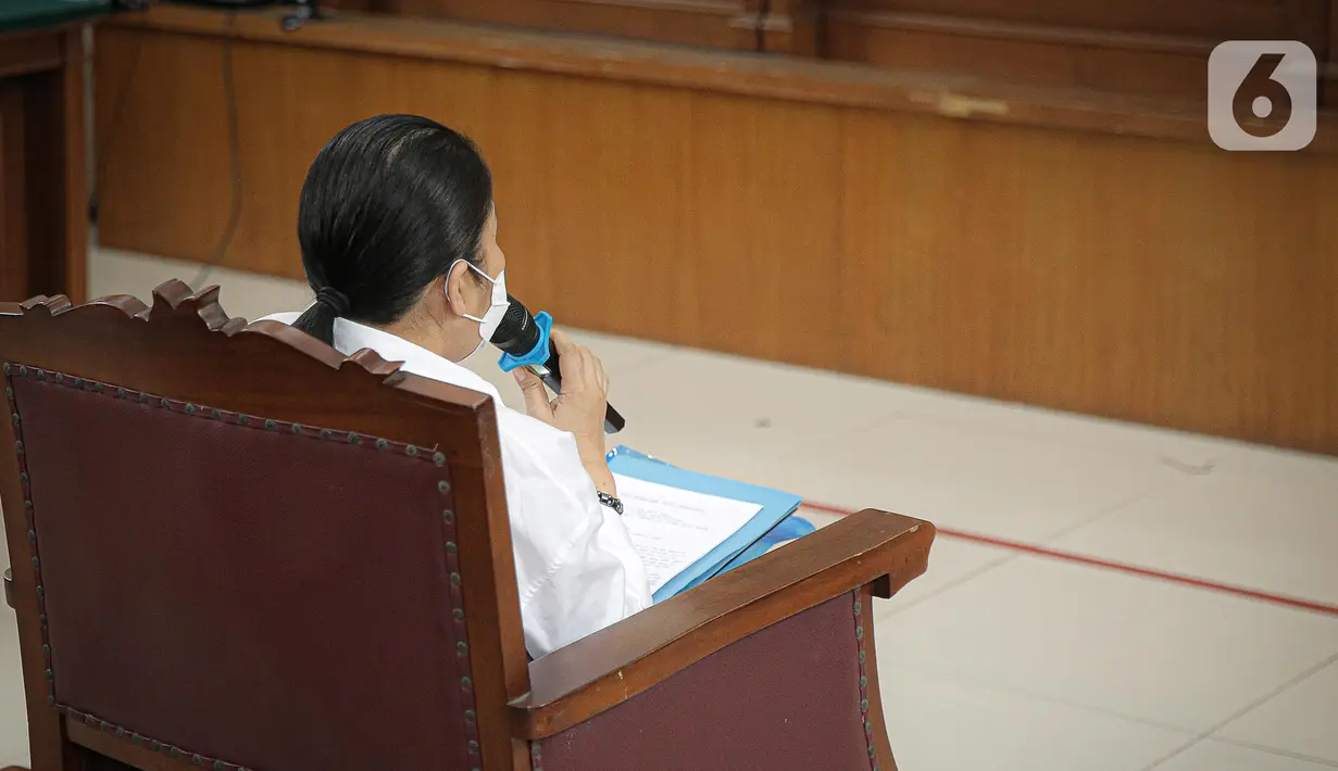 Putri Candrawathi saat menjalani sidang kasus pembunuhan berencana Yosua Hutabarat atau Brigadir J di Pengadilan Negeri Jakarta Selatan, Jakarta, Rabu (25/1/2023). Dalam berkas tuntutan terdakwa Kuat Ma'ruf, jaksa menyatakan tak ada pelecehan seksual yang dialami Putri Candrawathi di rumah Magelang, Jawa Tengah pada 7 Juli 2022. (Liputan6.com/Faizal Fanani)