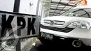 KPK menyita mobil milik Wali Kota Tangerang Selatan Airin Rachmi Diany. Jakarta, Selasa (15/4/2014) (Liputan6.com/Faisal R Syam)