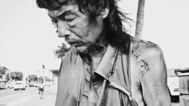 Kisah Mengharukan, Seorang Fotografer Mengambil Foto Seorang Gelandangan yang Ternyata Ayah Kandungnya