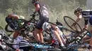 Sejumlah pebalap berusaha mengangkat sepedanya usai terjatuh di jarak 159,5 km (99 mil) dalam babak ketiga Tour de France dari Anvers ke Huy di Belgia, Senin (6/7/2015). (REUTERS/Eric Gaillard)