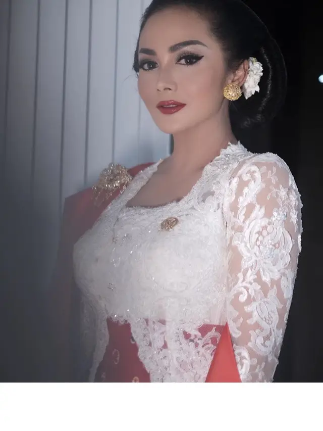 6 Gaya Krisdayanti saat Kenakan Kebaya, Cantik Nan Menawan