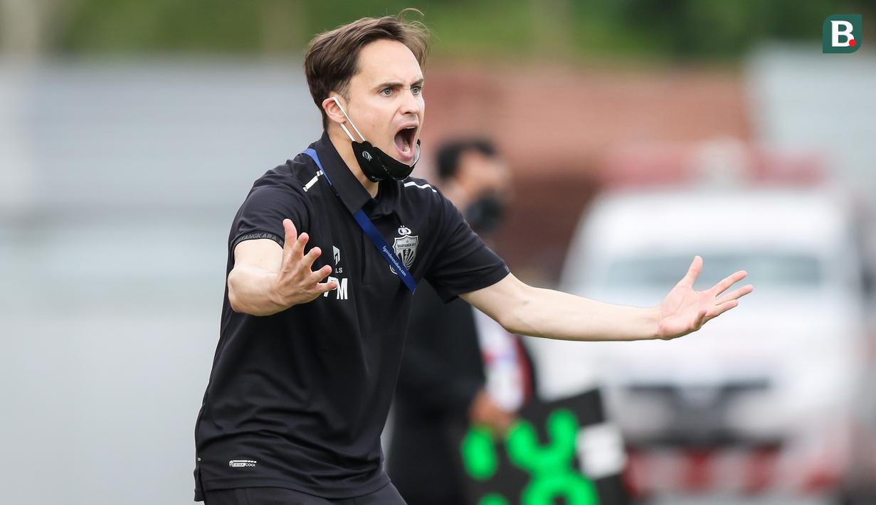 Pelatih Bhayangkara FC, Paul Munster saat menghadapi Persipura Jayapura dalam laga pekan ke-15 BRI Liga 1 2021/2022 di Stadion Moch. Soebroto, Magelang, Kamis (02/12/2021). (Bola.com/Bagaskara Lazuardi)
