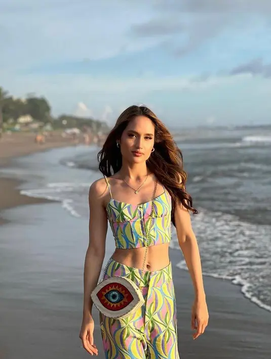 Setelan crop top bermotif warna cerah dan tas mini beri kesan fun dan playful. @claurakiehl.