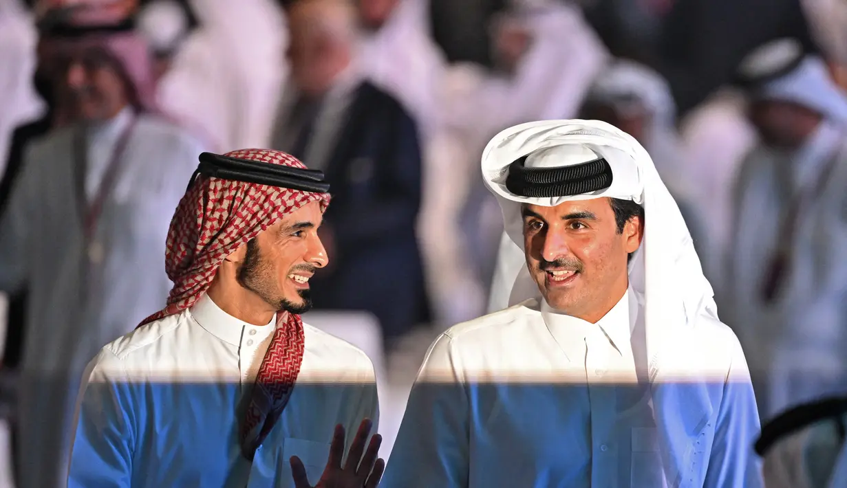 <p>Sheikh Jassim Bin Hamad Al-Thani (kiri) dan saudaranya Sheikh Tamim bin Hamad al-Thani dari Qatar saat pengundian Piala Dunia 2022 di Qatar di Doha Exhibition and Convention Center pada 1 April 2022. Sheikh Jassim bin Hamad al-Thani hari ini mengonfirmasi pengajuan tawarannya untuk 100 persen saham Manchester United. (AFP/Gabriel Bouys)</p>