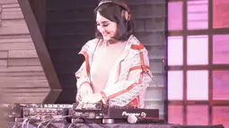 Tak jarang DJ Kiam, sapaan Kiki Amalia ketika nge-DJ, menggunakan outifit kaos dan juga jaket. Tak lupa senyumnya yang manis membuatnya semakin cantik. (Liputan6.com/IG/@kikiamaliaworld)