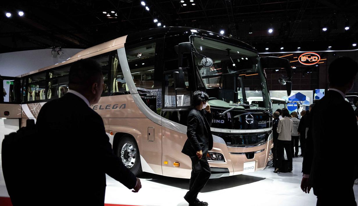 Orang-orang berjalan di depan bus Hino Motors S'elega pada acara jumpa pers Japan Mobility Show di Tokyo pada Rabu 29 Oktober 2025. Untuk diketahui, angka ini tidak hanya berasal dari pabrikan otomotif, tetapi juga dari perusahaan teknologi, IT, telekomunikasi, dan startup inovatif yang turut serta menunjukkan bagaimana mobilitas masa depan bisa terwujud melalui kolaborasi lintas sektor. (Philip FONG/AFP)