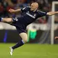 1. Thomas Gravesen - Gravesen dikenal dengan permainan kerasnya, hal itu dilakukan tidak hanya pada pertandingan, tetapi juga pada rekan setimnya saat latihan. Bahkan sosok pemain yang temperamental ini sering terlihat cek-cok dengan Ronaldo dan Capello. (AFP/Javier Soriano).