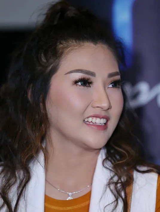 "Pas itu aku biasa aja karena terlalu fokus ngapalin skrip yang dialognya panjang," lanjut Sarwendah saat peluncuran poster dan trailer Kembang Kantil di Metropole XXI, Jakarta Pusat, Selasa (20/3/2018). (Nurwahyunan/Bintang.com)