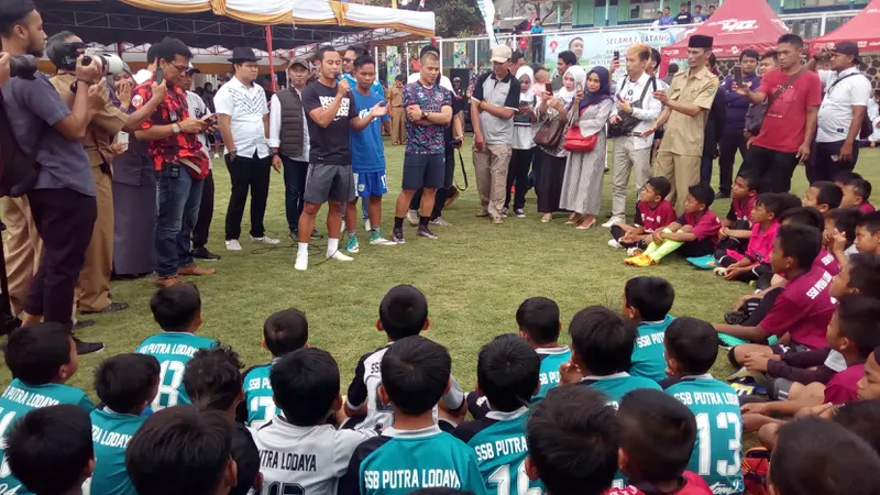 Atep bersama Tantan tengah memberikan choching clinic sepakbola kepada anak-anak di Ciamis