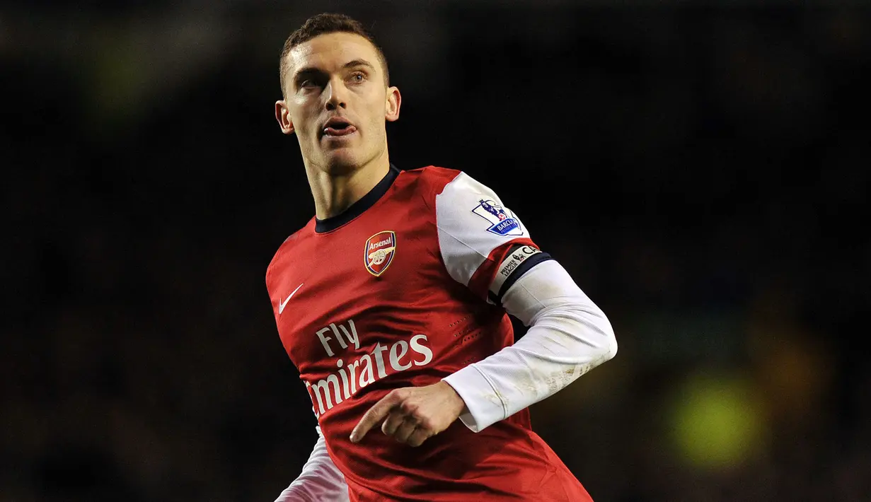 Thomas Vermaelen berseragam Arsenal sejak 2009 dan pernah dipercaya mengenakan ban kapten selama dua tahun. Bek tengah asal Belgia tersebut akhirnya memutuskan untuk hengkang dari Emirates menuju Barcelona pada 2014. Namun, kariernya malah meredup akibat sering diterpa cedera. (AFP/Paul Ellis)