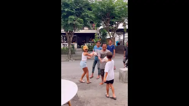 Indahnya Toleransi, Jennifer Bachdim Ajak Anak-Anak Berbagi Takjil Jelang Berbuka Puasa. (instagram.com/jenniferbachdim)