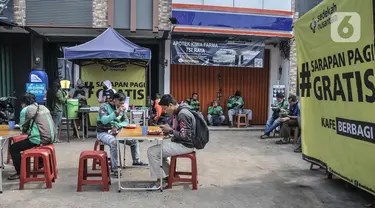 Warga menikmati sarapan gratis di Lembaga Sedekah Nusantara, Sawangan, Depok, Minggu (5/9/2021). Lembaga kemanusiaan Sedekah Nusantara menggelar kegiatan berbagi sarapan gratis sebagai bentuk kepedulian terhadap masyarakat yang terdampak pandemi Covid-19 (merdeka.com/Iqbal S Nugroho)