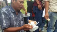 Tak hanya semakin langka, peminat Gula Puan Kerbau juga semakin menurun karena tidak lagi familiar dengan makanan khas Palembang itu. (Liputan6.com/Nefri Inge)