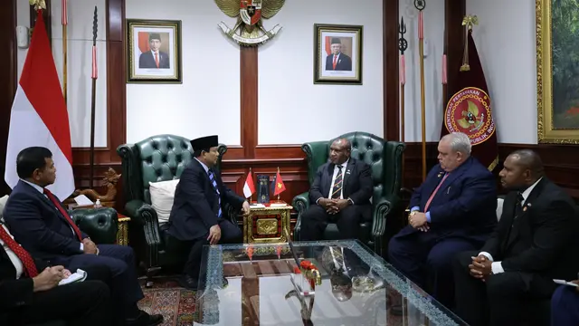 Menteri Pertahanan yang juga Presiden terpilih Prabowo Subianto menerima kunjungan Perdana Menteri Papua Nugini James Marape beserta rombongan di Kementerian Pertahanan pada Senin (15/7/2024).