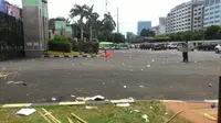 Bergeser ke GBK, Buruh Tinggalkan Sampah di Gerbang DPR