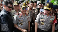 Kapolri Jenderal Tito Karnavian setibanya di lokasi penggerebekan teroris Tangerang Selatan (Tangsel), Banten, Rabu (21/12). Penggerebekan terduga teroris di Tangsel merupakan hasil pengembangan dari kasus bom panci di Bekasi. (Liputan6.com/Helmi Afandi)