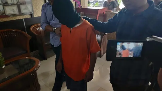 Pencabul bocah di bawah umur digiring penyidik ke penjara usai ditangkap Polresta Pekanbaru.