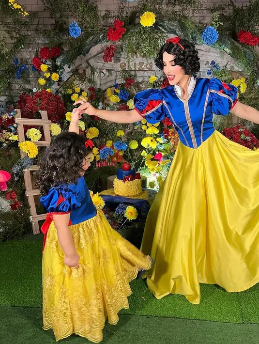 Tasya Farasya pun kompak dengan putrinya mengenakan kostum Snow White. Dengan rambutnya dikeriting berpita merah. [@tasyafarasya]