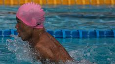 Perenang Kalimantan Timur, Muhammad Arifin, tampil untuk nomor 100 meter gaya dada pada Peparnas XVI di Kolam Renang UPI, Bandung, Kamis (20/10/2016). (Bola.com/Vitalis Yogi Trisna)