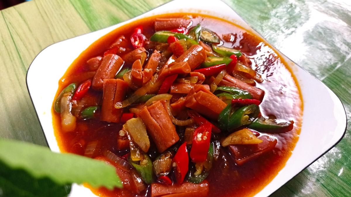 Sepiring sosis saus pedas yang menggoda
