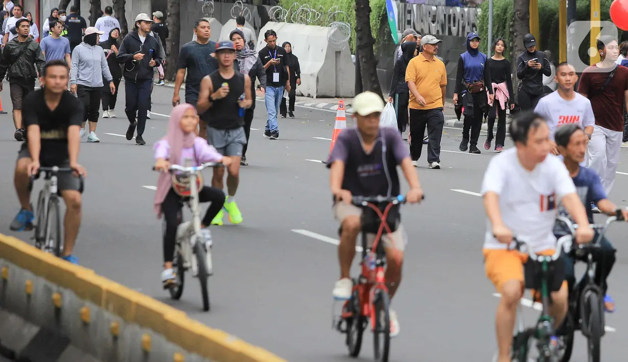 Pemberlakuan kembali HBKB ini disambut antusias oleh warga untuk berolahraga pada Minggu pagi (Liputan6.com/Herman Zakharia)