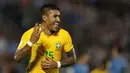 Gelandang Brasil, Paulinho mencetak Hattrick saat melawan Uruguay dalam laga kualifikasi Piala Dunia 2018 zona Amerika Selatan di Stadion Centenario, Kamis (23/3). Tiga dari empat gol Brasil dicetak Paulinho dan sisanya Neymar (AP Photo/Natacha Pisarenko)