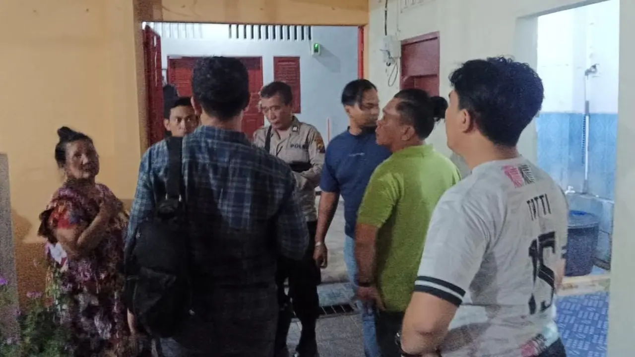 Warga di jalan Reda, Sidorejo, Medan Tembung, Medan, digegerkan oleh penemuan jasad seorang mahasiswi Universitas Negeri Medan (Unimed) berinisial MAN (22) di kamar kosnya.