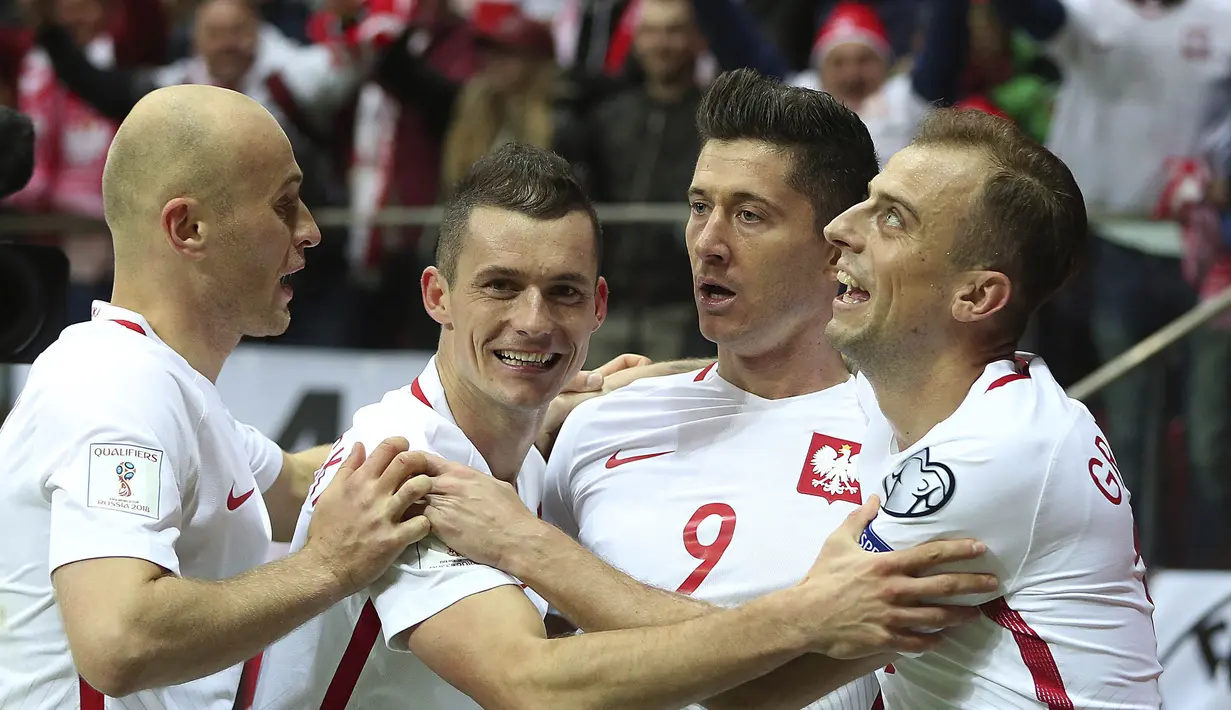 Para pemain Polandia merayakan gol yang dicetak oleh Robert Lewandowski ke gawang Montenegro pada laga Kualifikasi Piala Dunia 2018 di Stadion National, Warsawa, Minggu (8/10/2017). Polandia menang 4-2 atas  Montenegro. (AP/Czarek Sokolowski)