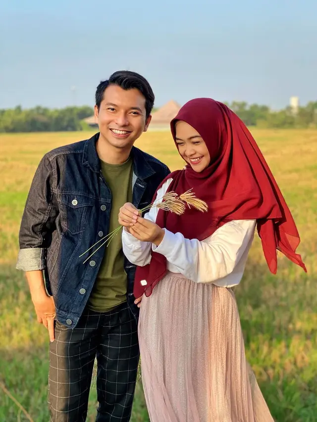 7 Potret Mesra Ria Ricis dengan Artis TikTok Reza Surya, Didoakan Berjodoh