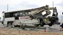 Kondisi bus pariwisata yang ringsek akibat menabrak sebuah truk di Jalan Raya Southern California, Amerika Serikat, (23/10). Tiga belas orang tewas dan 31 orang lainnya luka-luka dalam kecelakaan maut tersebut. (REUTERS/Sam Mircovich)