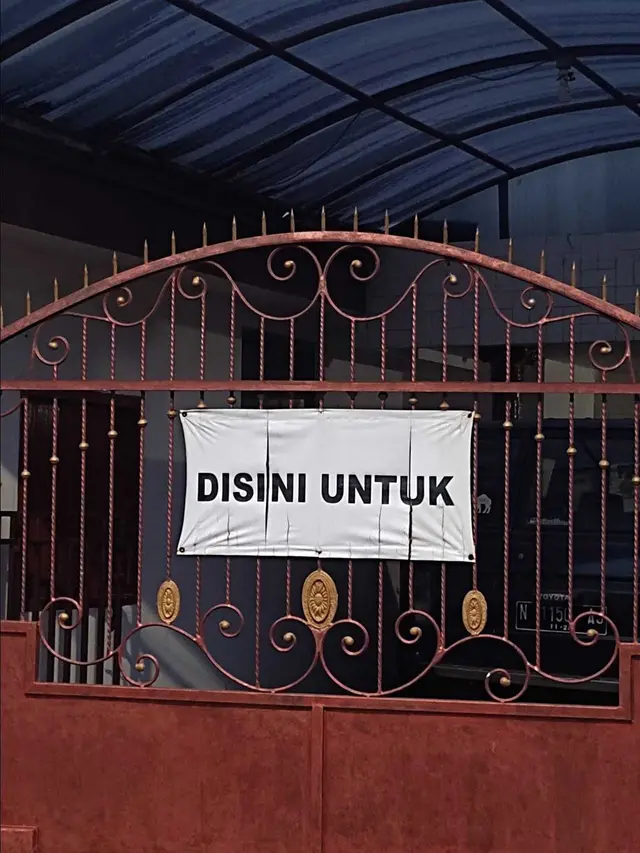 Enggak Lengkap, 7 Tulisan di Gerbang Ini Bikin Mikir Keras