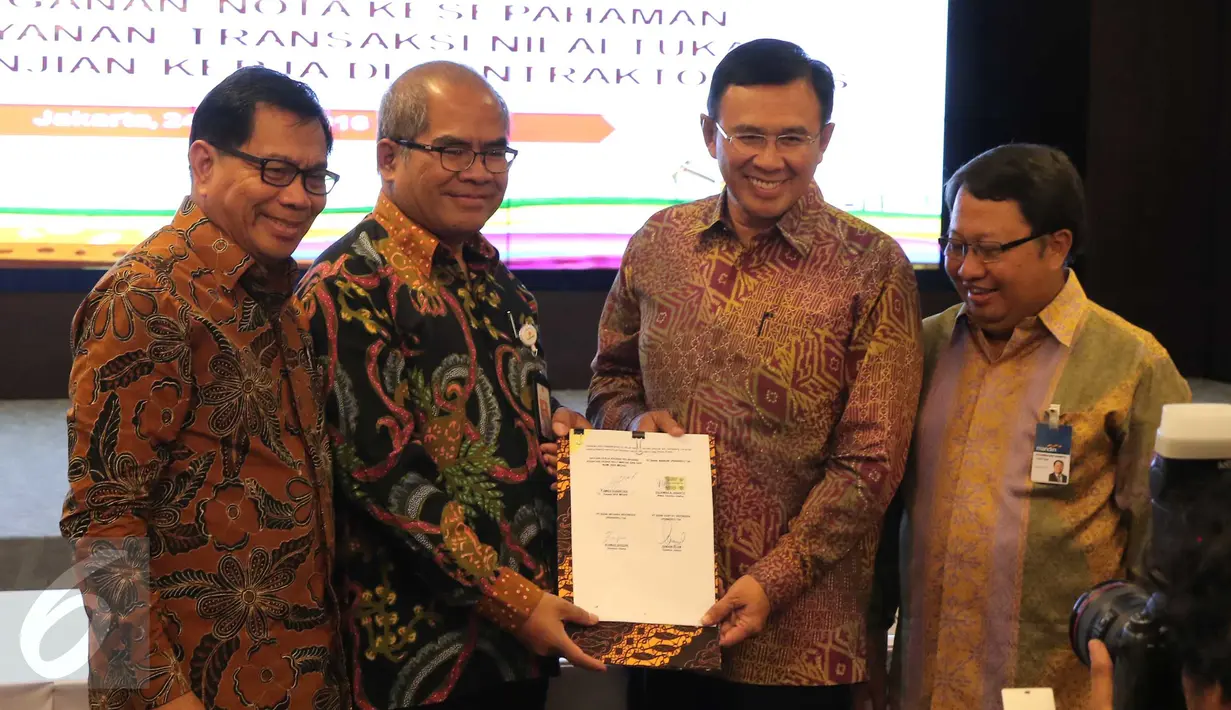 Sejumlah pejabat terkait saat menunjukkan dokumen nota kesepahaman Jakarta, (24/3). Perbankan Nasional menjadi tempat penyimpanan dana pemulihan pasca operasi (ASR), hingga 29 Februari 2016 mencapai 177 Juta US dollar. (Liputan6.com/Angga Yuniar)
