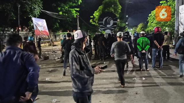 Demo tolak UU Cipta Kerja berujung bentrok di Makassar (Liputan6.com/Fauzan)