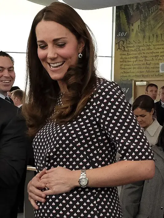Kate Middleton saat mengunjungi lokasi pembangunan baru kantor pusat Ben Ainslie Racing di Portsmouth, Inggris selatan pada 12 Februari 2105. (AFP Photo/Stefan wermuth