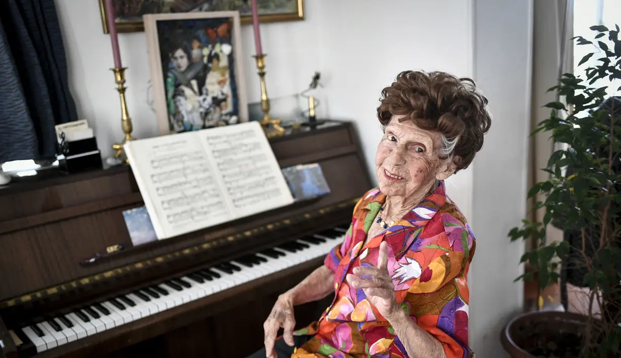 Pianis Prancis Colette Maze, lahir pada Juni 1914, berpose saat sesi foto di Paris pada 24 Maret 2023. (Stéphane DE SAKUTIN / AFP)