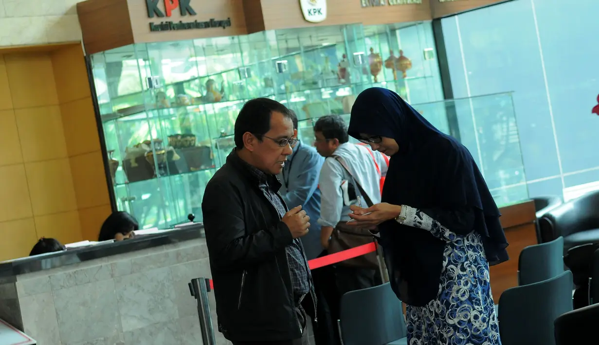 Athiyyah Laila  tampak bersama Ketua DPP Partai Nasdem, Akbar Faizal di ruang tunggu KPK , Jakarta, Senin (3/3/2014) (Liputan6.com/Faisal R Syam).