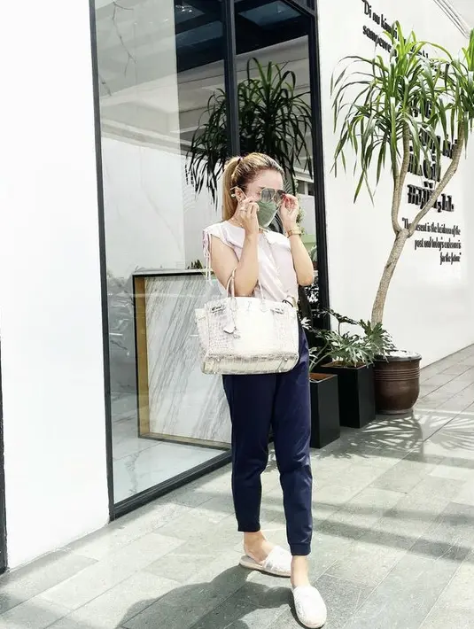 Setelah melepas hijabnya, Medina Zein tampil dengan rambut panjang blondenya. Ia pun menggunggah potret dirinya mengenakan atasan tanpa lengan warna pink, dipadukan jogger pants hitam. Dikombinasikan dengan sandal slop dan hand bag dari Hermes. @medinazein92