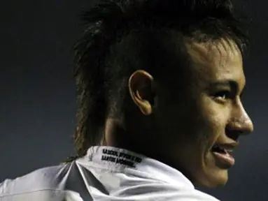 Striker Santos Neymar pada leg pertama semifinal Copa Libertadores melawan Cerro Portena, Paraguay, di Sao Paulo, 25 Mei 2011. AFP PHOTO/Nelson ALMEIDA