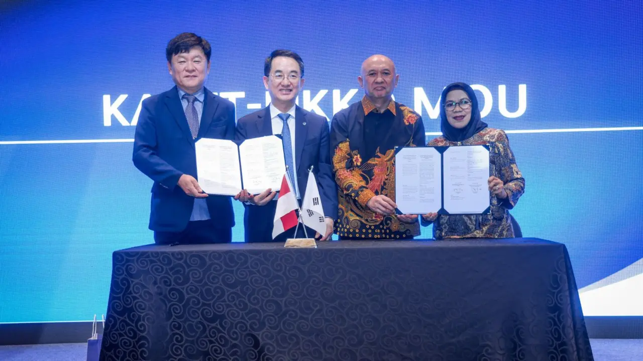 Menteri Koperasi dan UKM Teten Masduki mengungkap Industri Kecil Menengah (IKM) bisa punya porsi kembangkan kendaraan listrik.