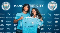 Bek anyar Manchester City Nathan Ake dan tunangannya, Kaylee Ramman. (www.instagram.com/kayleerm)