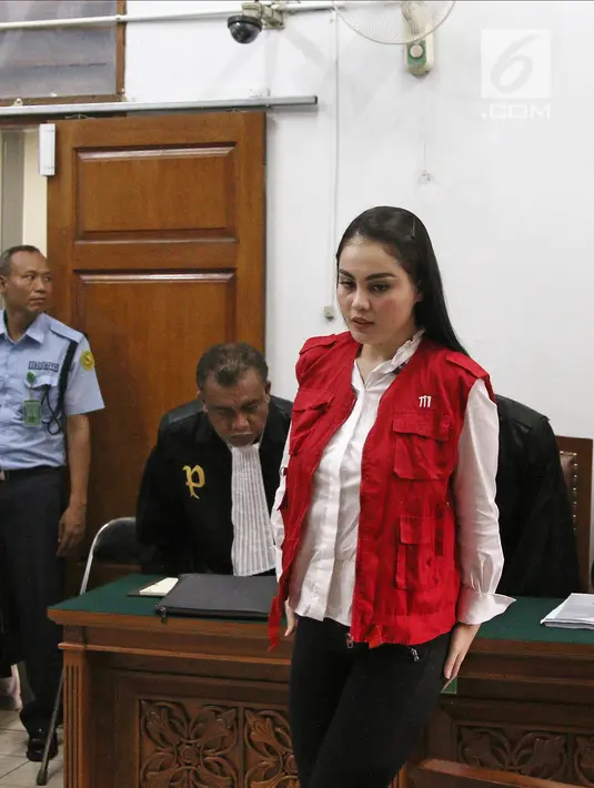 Artis Jennifer Dunn saat memasuki ruangan untuk mengikuti sidang lanjutan kasus narkoba di PN Jakarta Selatan, Kamis (19/4). Sebelumnya, Jennifer Dunn pernah dua kali ditangkap polisi pada 2005 dan 2009. (Liputan6.com/Herman Zakharia)