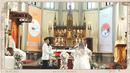 Dekorasi pernikahan Julian Jacob dan Maria Eka tak lepas dari perhatian netizen. Pasalnya, bagian dalam Gereja Katedral juga tampak dihiasi dengan berbagai rangkaian bunga yang didominasi berwarna putih. (Liputan6.com/YouTube/Julian & Maria)