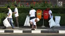 Berbagai relawan dan komunitas mengambil sampah plastik pada program World Cleanup Day di Kawasan Bundaran HI, Jakarta, Sabtu (15/9). World Clean Up Day di DKI Jakarta di targetkan 600.000 relawan di 105 titik di Jakarta. (Merdeka.com/Imam Buhori)