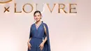Raline Shah jadi perwakilan Indonesia untuk melihat secara langsung kolaborasi Lancome X Louvre di The Louvre Pyramide, Place du Carrousel, Paris. Ia mengenakan dress biru navy dengan cape berstruktur dihiasi kalung Bvlgari. [@ralineshah]
