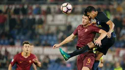 Pemain AS Roma, Edin Dzeko (kiri) berduel denan pemain Inter Milan, Jeison Murillo pada lanjutan Serie A Italia di Stadion Olympico, Roma, Senin (3/10/2016) dini hari WIB. (REUTERS/Max Rossi)